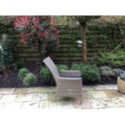 Massief houten tuintafel + 6 gasgeveerde wicker stoelen.