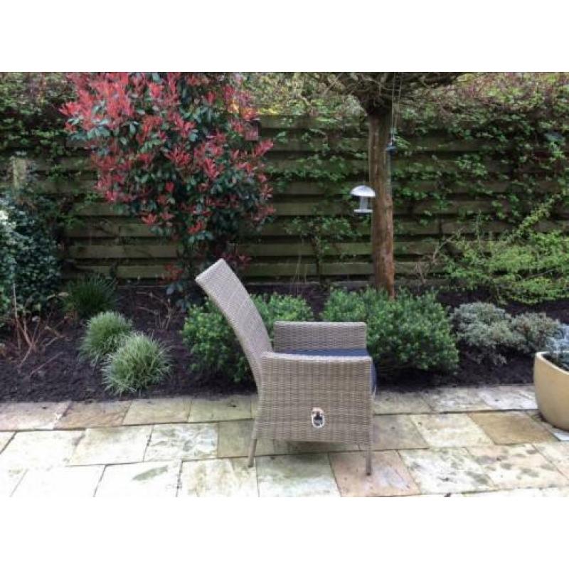 Massief houten tuintafel + 6 gasgeveerde wicker stoelen.