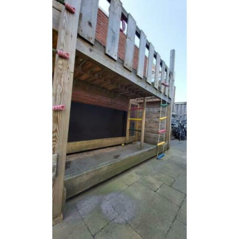 Speelhuis met glijbaan en uitbouw