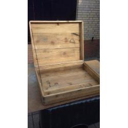 oud grenen houten kist.