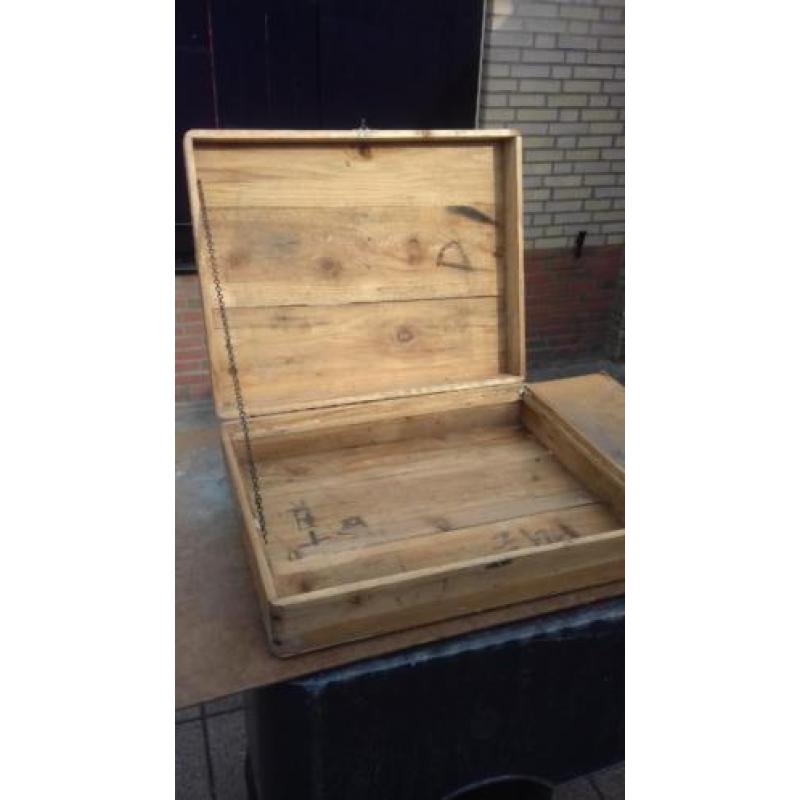 oud grenen houten kist.