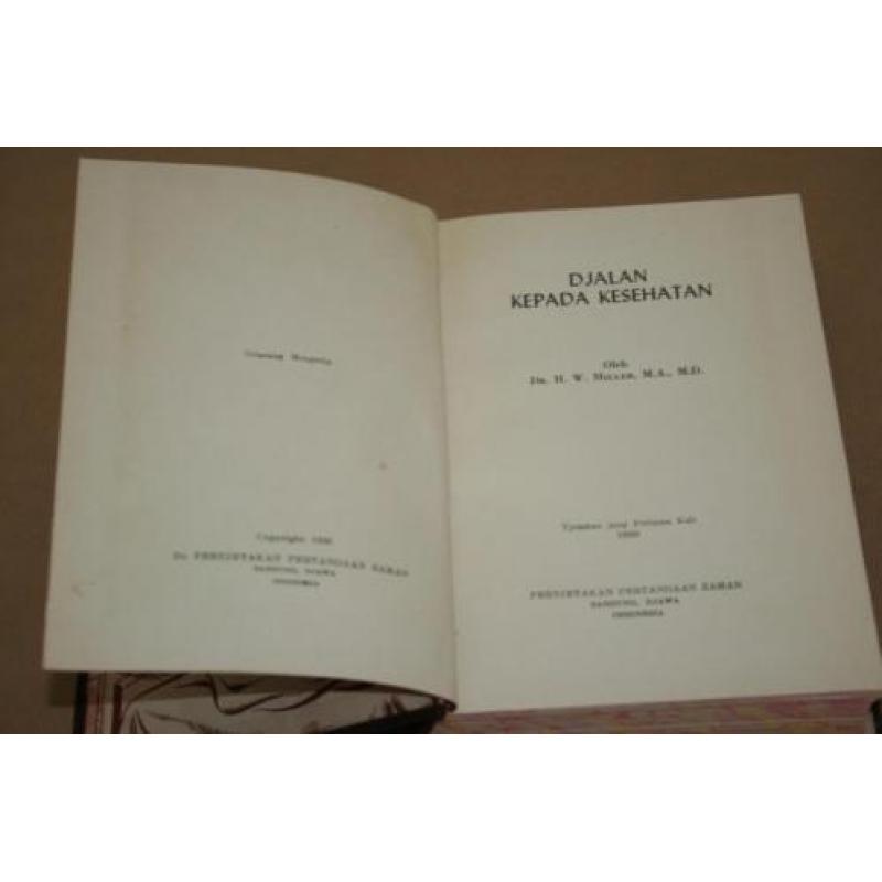 Oud Indonesisch boek over anatomie m kleurenplaten . - 1950!