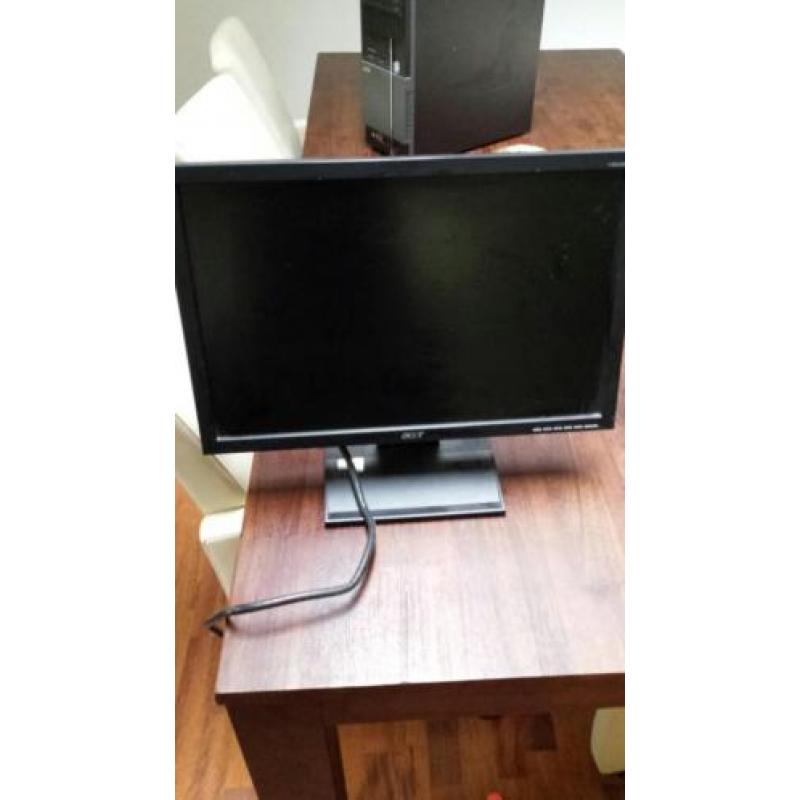 2 beeldschermen en 2 pc's