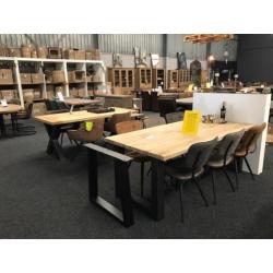 Bar tafels en krukken ovale tafels uit voorraad leverbaar